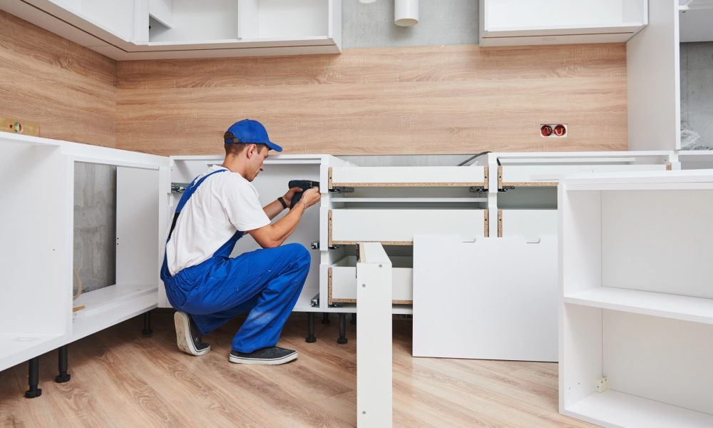 Instalación de cocinas y muebles, colaborando en el diseño con la empresa de su elección.